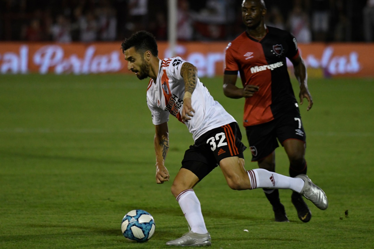 Scocco le gana la posición a Leal. Nacho fue ovacionado en el Coloso.