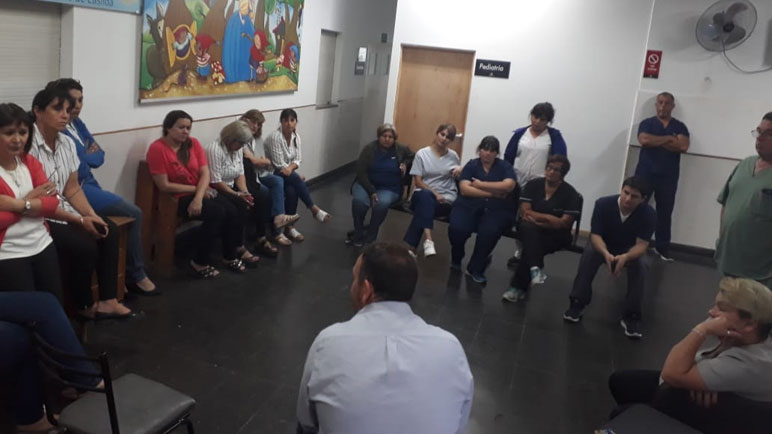 Los trabajadores del San Carlos en asamblea.