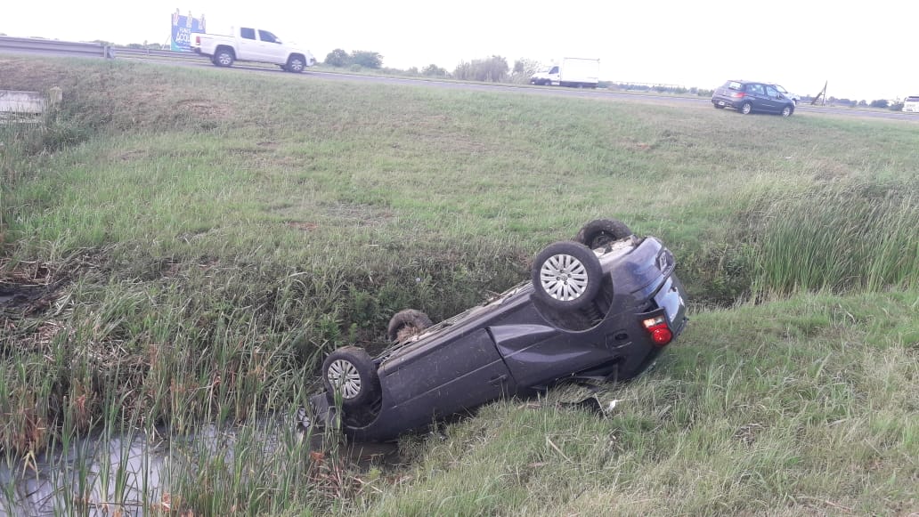 Un auto despistó en la autopista a Córdoba y propició el choque de otros dos