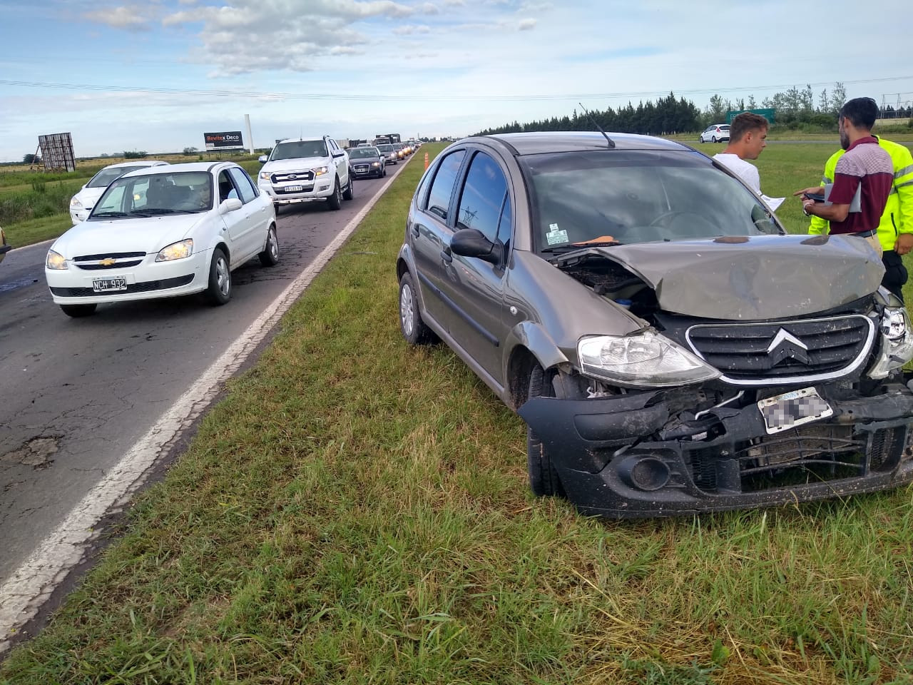 Un auto despistó en la autopista a Córdoba y propició el choque de otros dos
