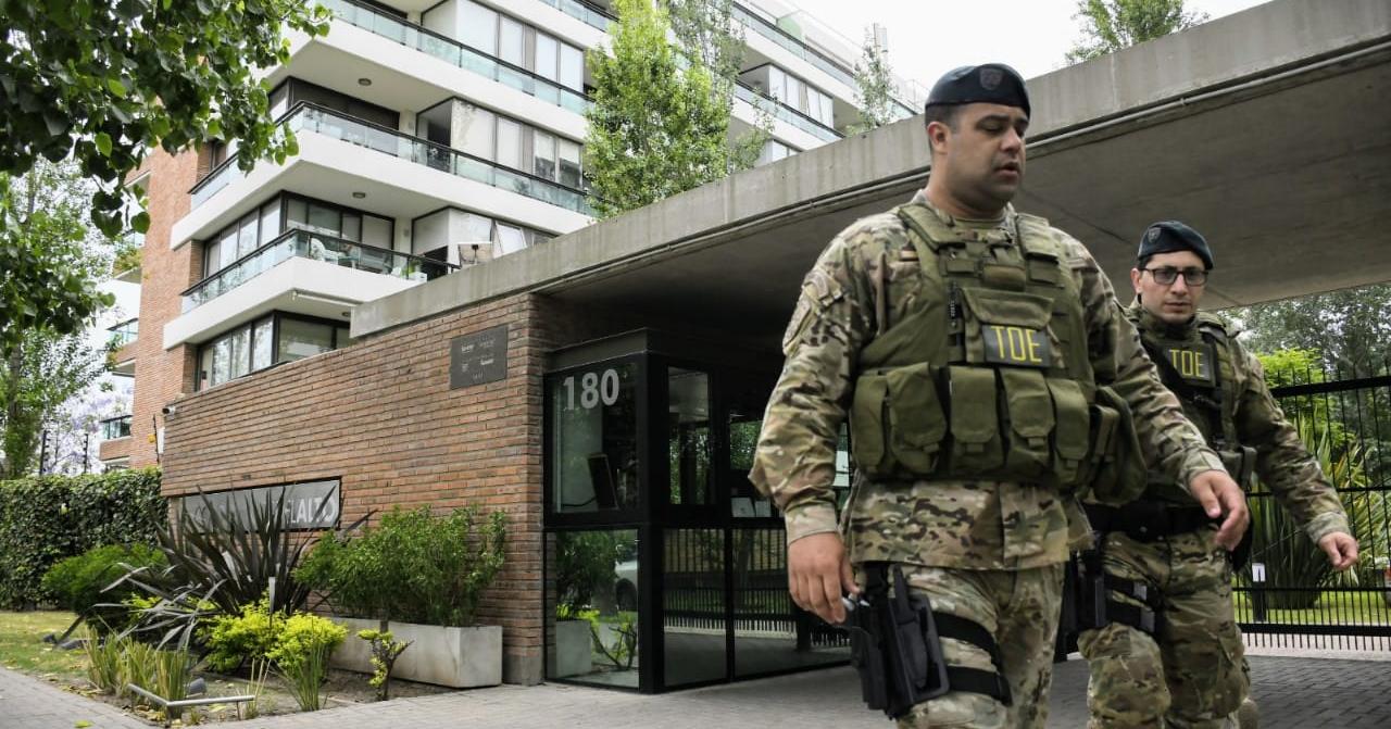 Allanamiento de las TOE en Condominios del Alto: un comisario detenido. 