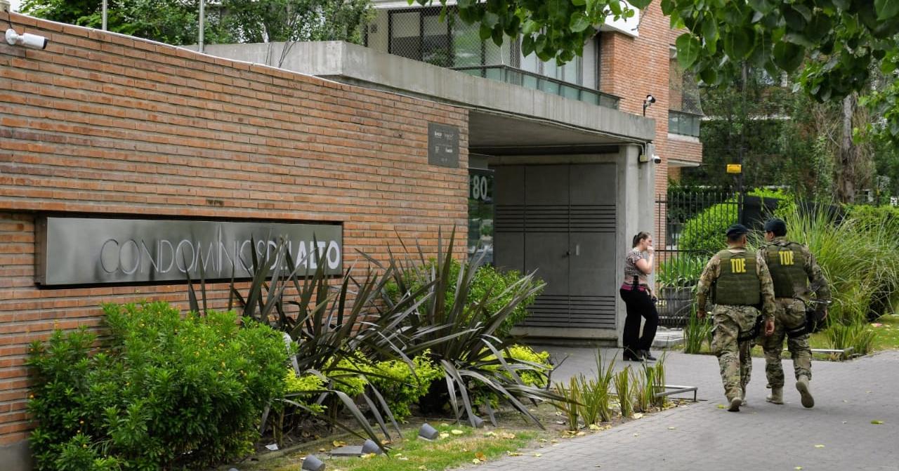 Allanamiento de las TOE en Condominios del Alto: un comisario detenido. 
