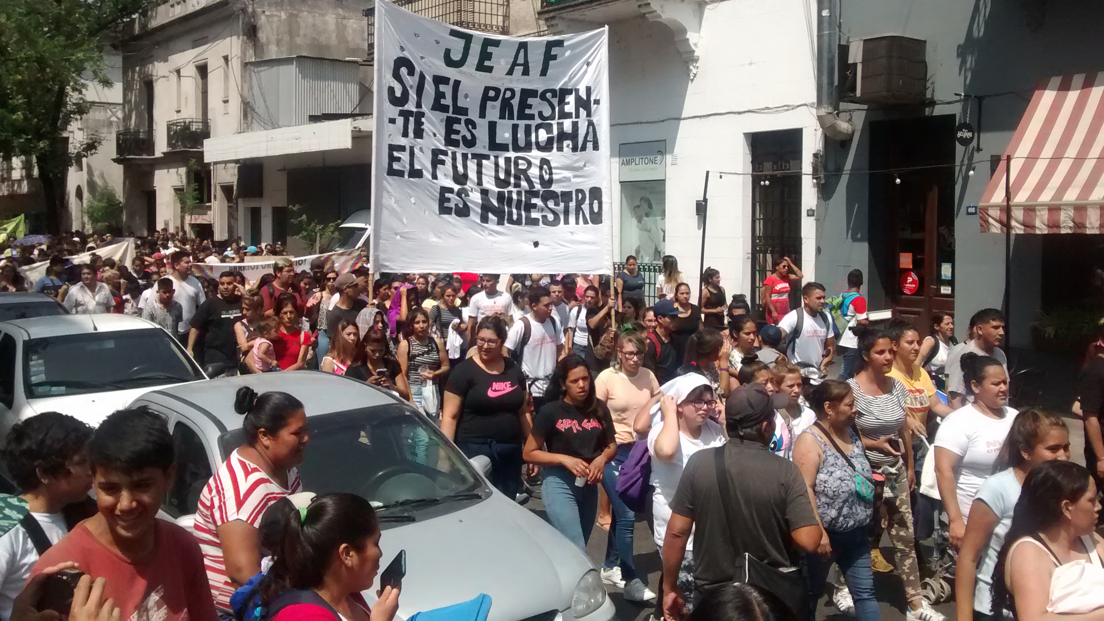 Los cientos de jóvenes y sus capacitadores marcharon desde plaza San Martín.
