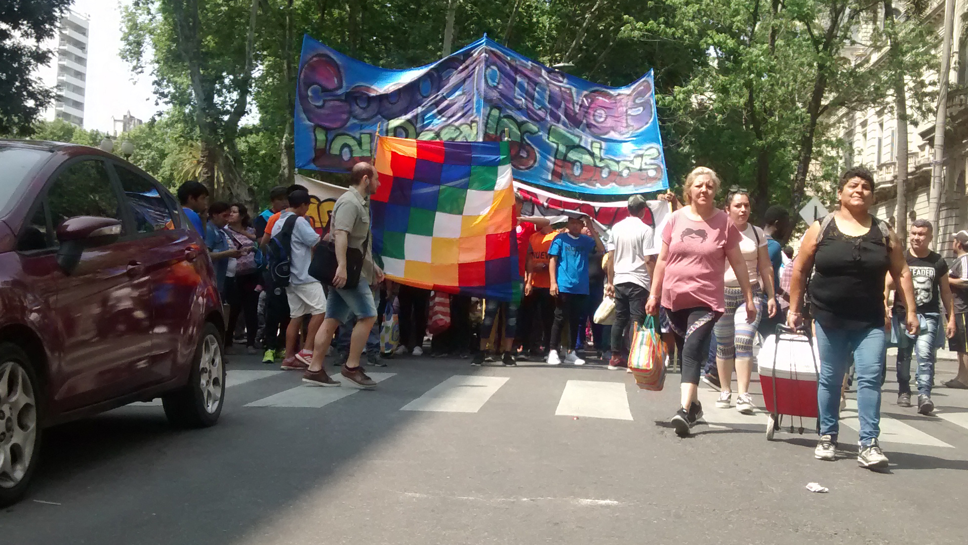 Los cientos de jóvenes y sus capacitadores marcharon desde plaza San Martín.