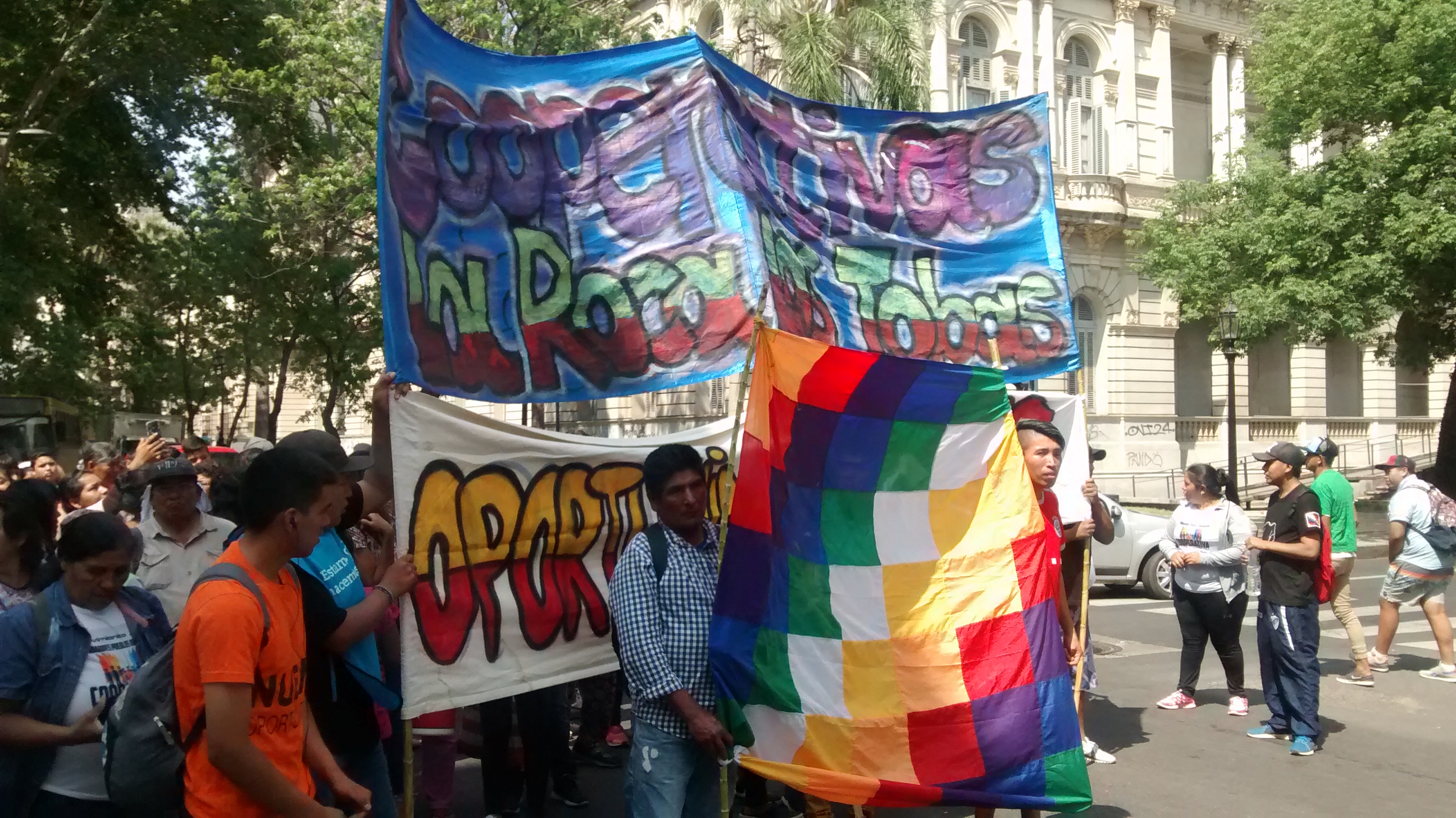 Los cientos de jóvenes y sus capacitadores marcharon desde plaza San Martín.