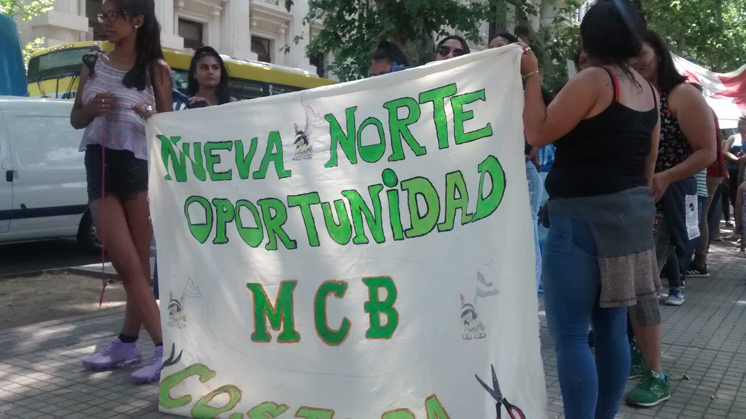 Los cientos de jóvenes y sus capacitadores marcharon desde plaza San Martín.
