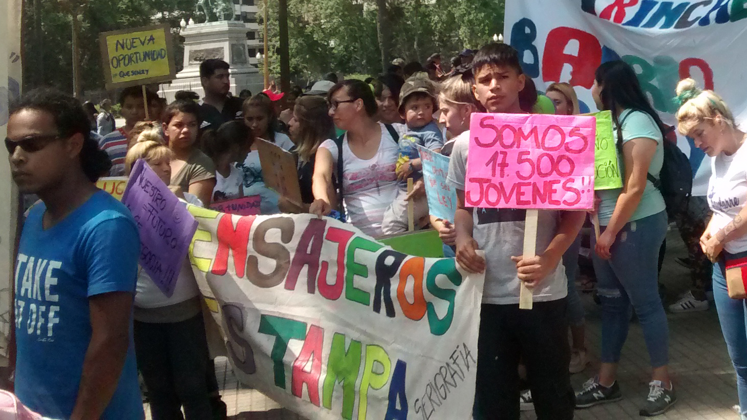 Los cientos de jóvenes y sus capacitadores marcharon desde plaza San Martín.