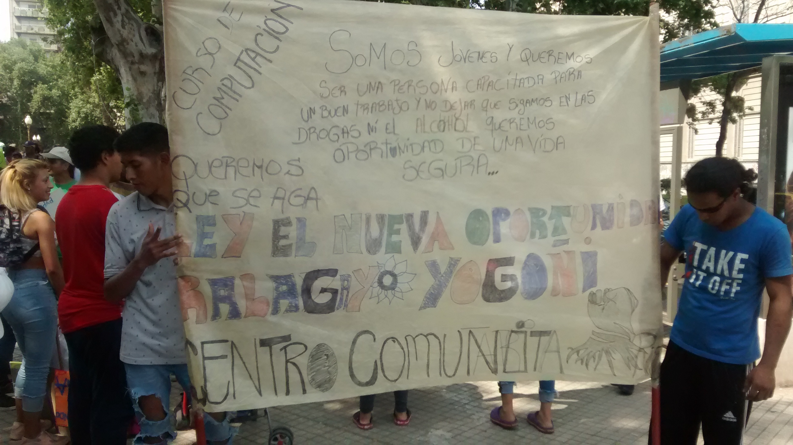 Los cientos de jóvenes y sus capacitadores marcharon desde plaza San Martín.