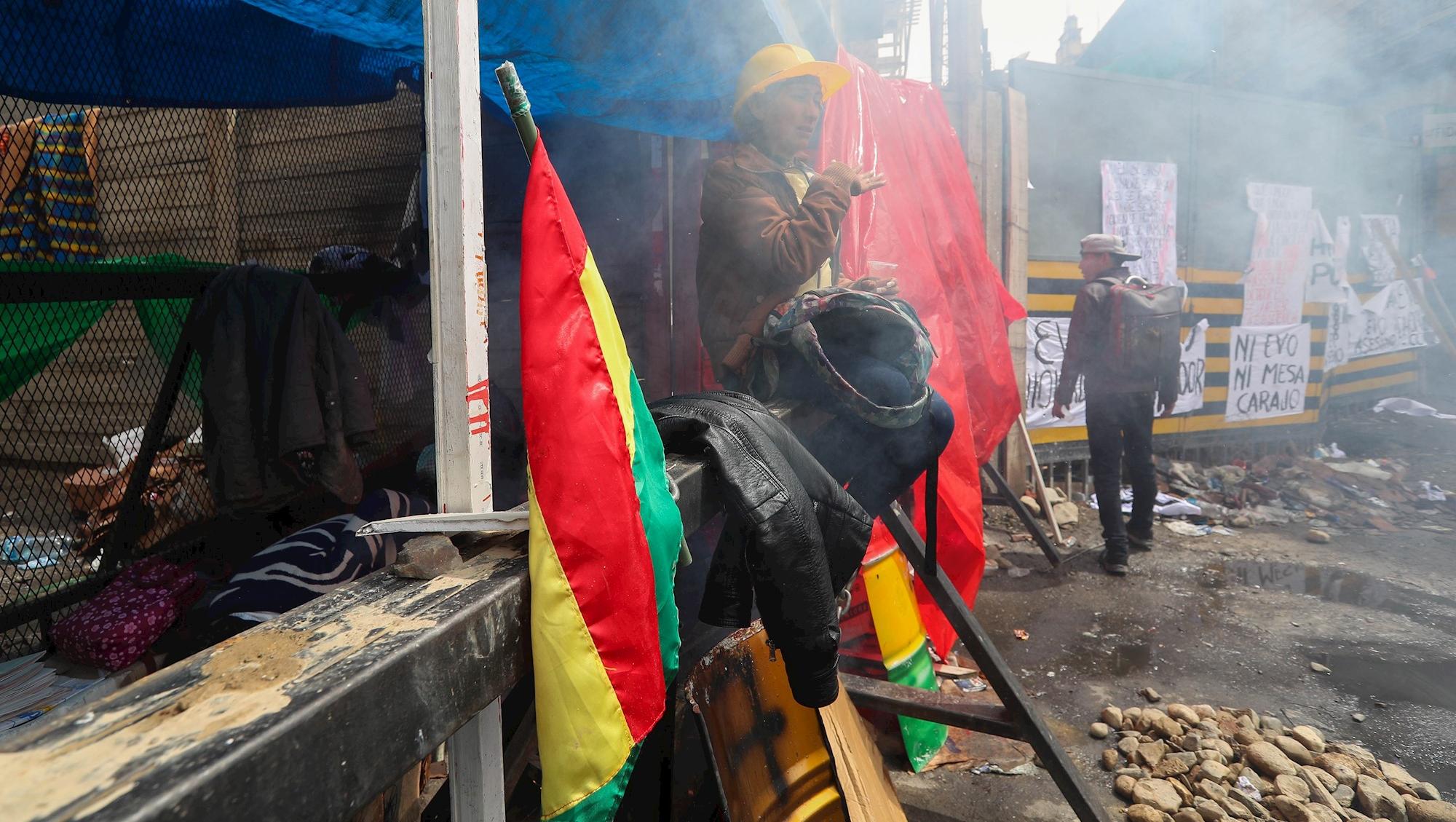 Jóvenes resguardan uno de los ingresos bloqueados a Plaza Murillo en La Paz (Bolivia).