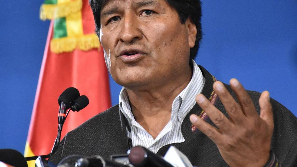 Tras la presión de las FFAA, el presidente de Bolivia dejó su cargo.