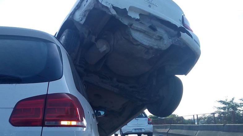 El auto quedó haciendo equilibrio (@joreduperez)