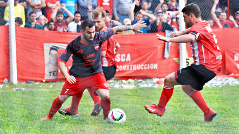 Rayo Reynoso maiobra ante Petetta y Musso.