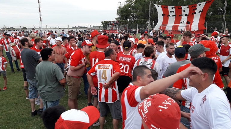 La gente del Pincharrata volvió a invadir el campo de juego.