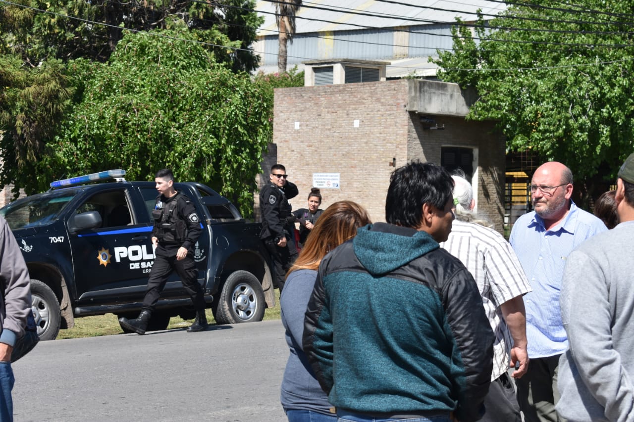 La policía llegó rápido a vigilar el reclamo de los obreros y sus solidarizados.