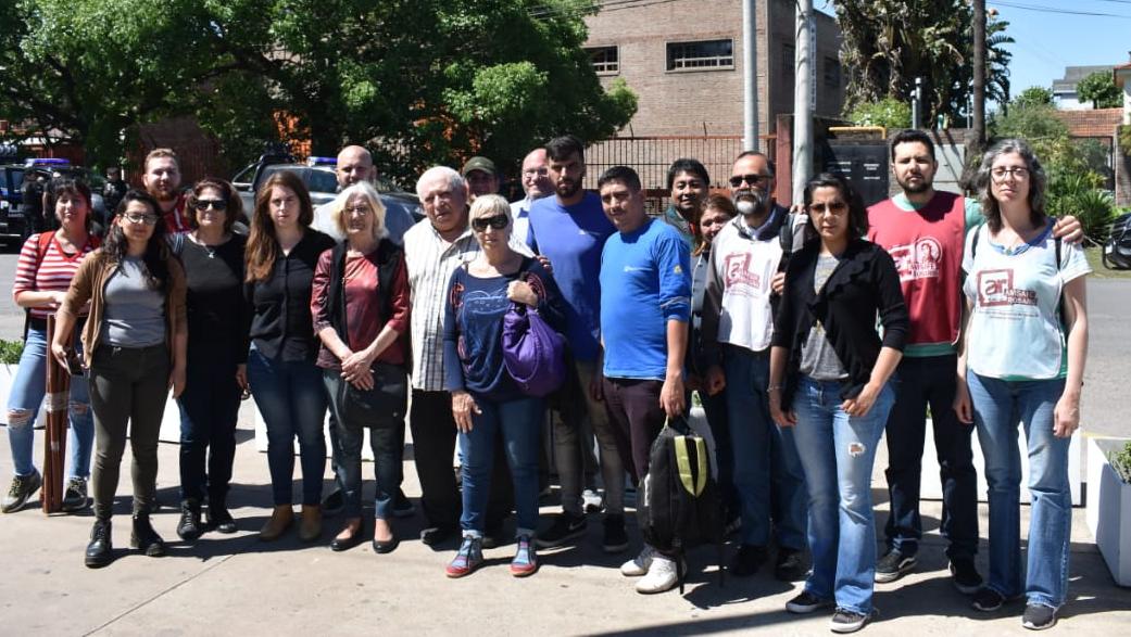 Los trabajadores despedidos junto a otros que se solidarizaron con su causa. 