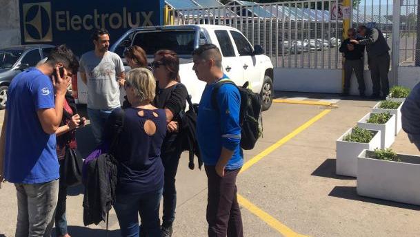 El reclamo frente al acceso a la fábrica. 