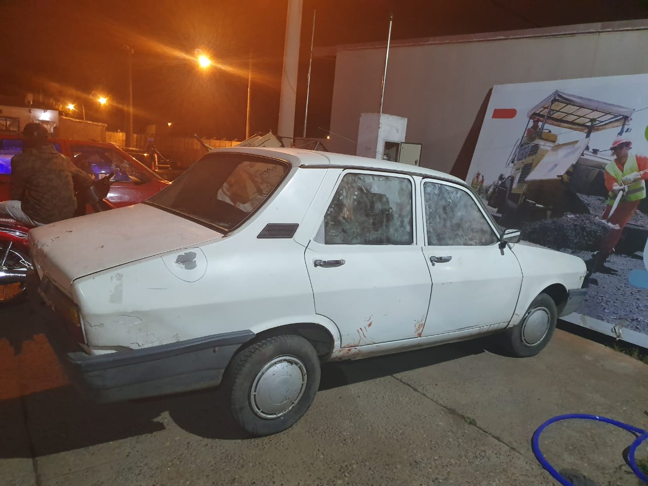 El auto en el que escapaban los asaltantes. 