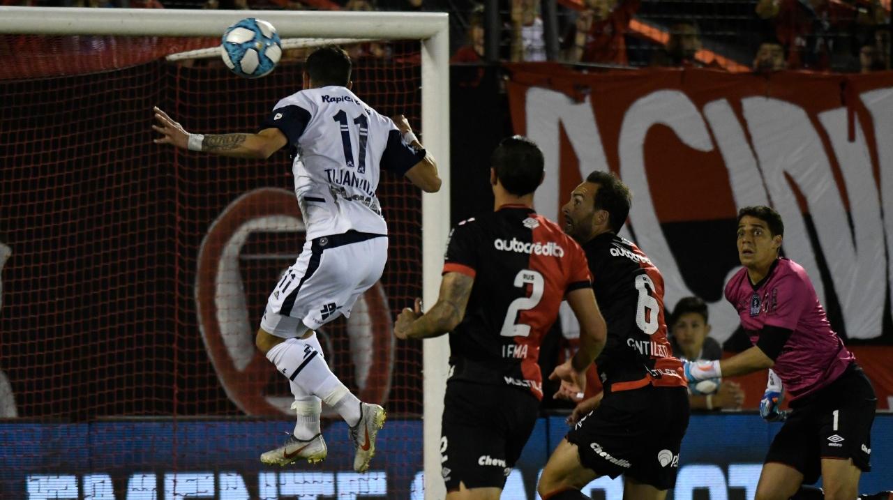 La defensa de Newell's poco hizo ante los ataques de Gimnasia.