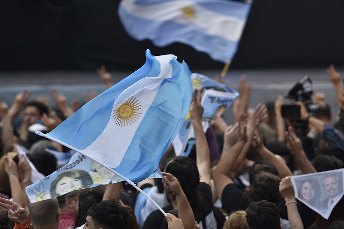 El gobierno asumió que la elección la gana Fernández pero Macri achica la brecha