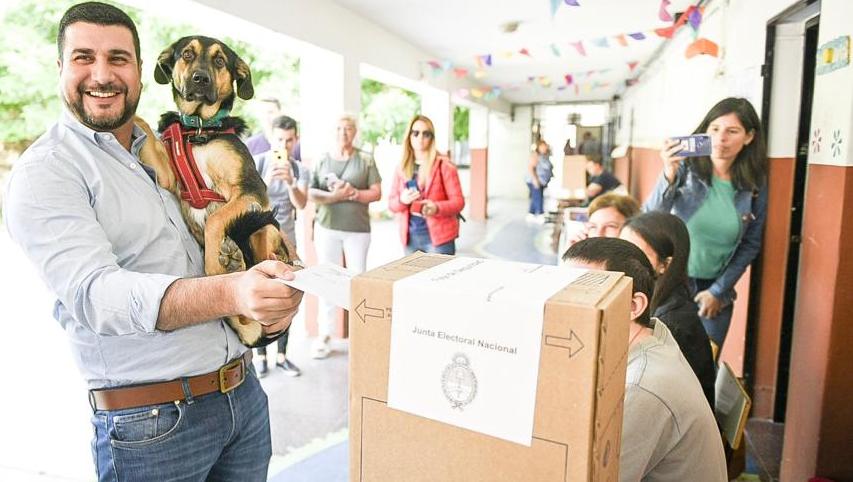 Marcos votó junto a su mascota.