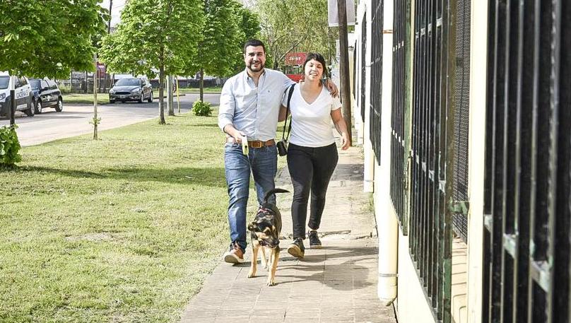 Llegó acompañado de su novia y su perro Vito.