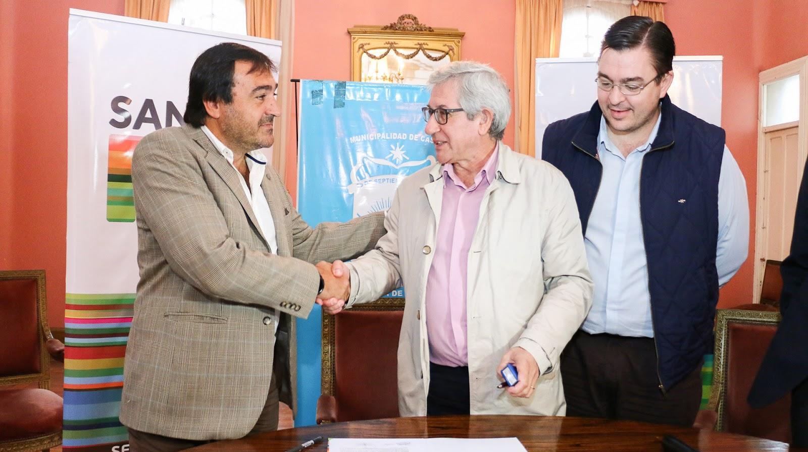 El referente de Hábitat, Leone extiende su mano en el momento de confirmada la obra.