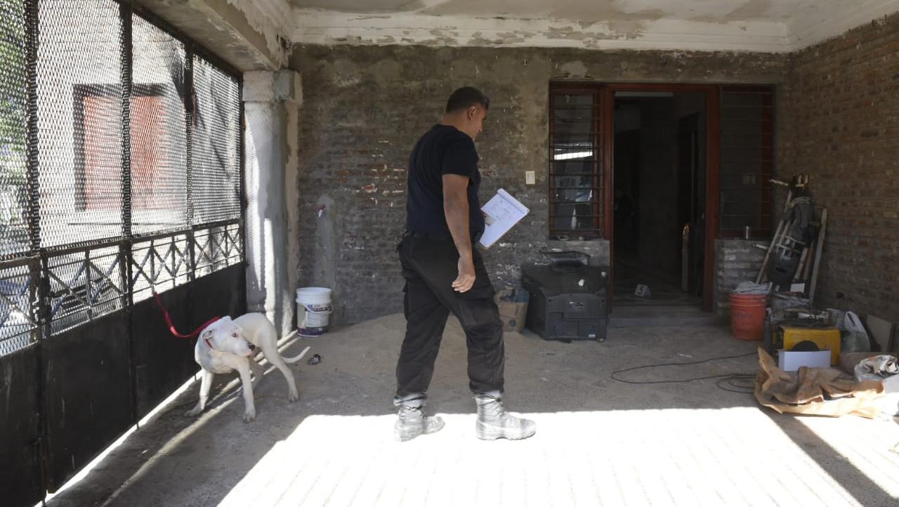 Un policía revisa la vivienda en busca de evidencias.