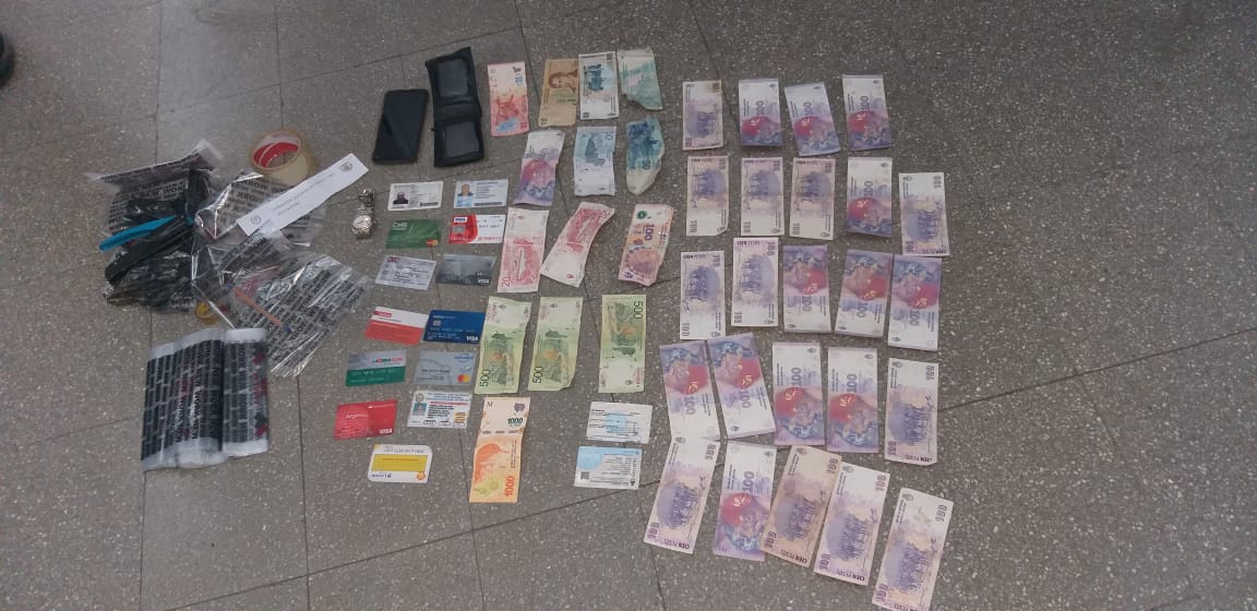 Dinero y objetos que tenía el ladrón, sobre el piso del hospital Vilela. 