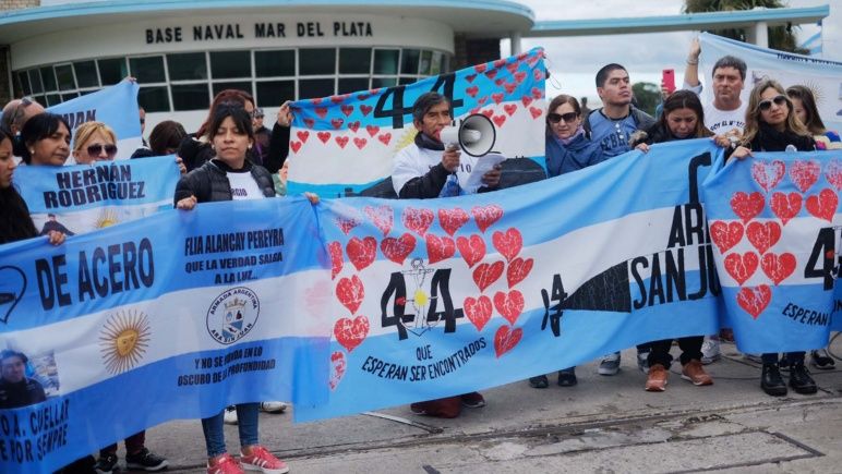 Los familiares de los marines reclamaron su aparición con vida.