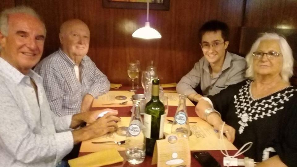 Gerardo junto a su familia.