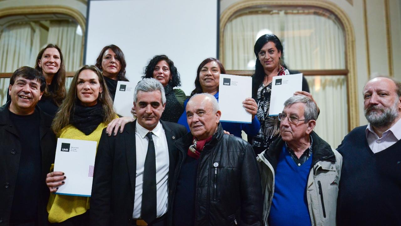 El rector de la UNR junto a los actores que hicieron posible el cupo laboral travesti-trans.