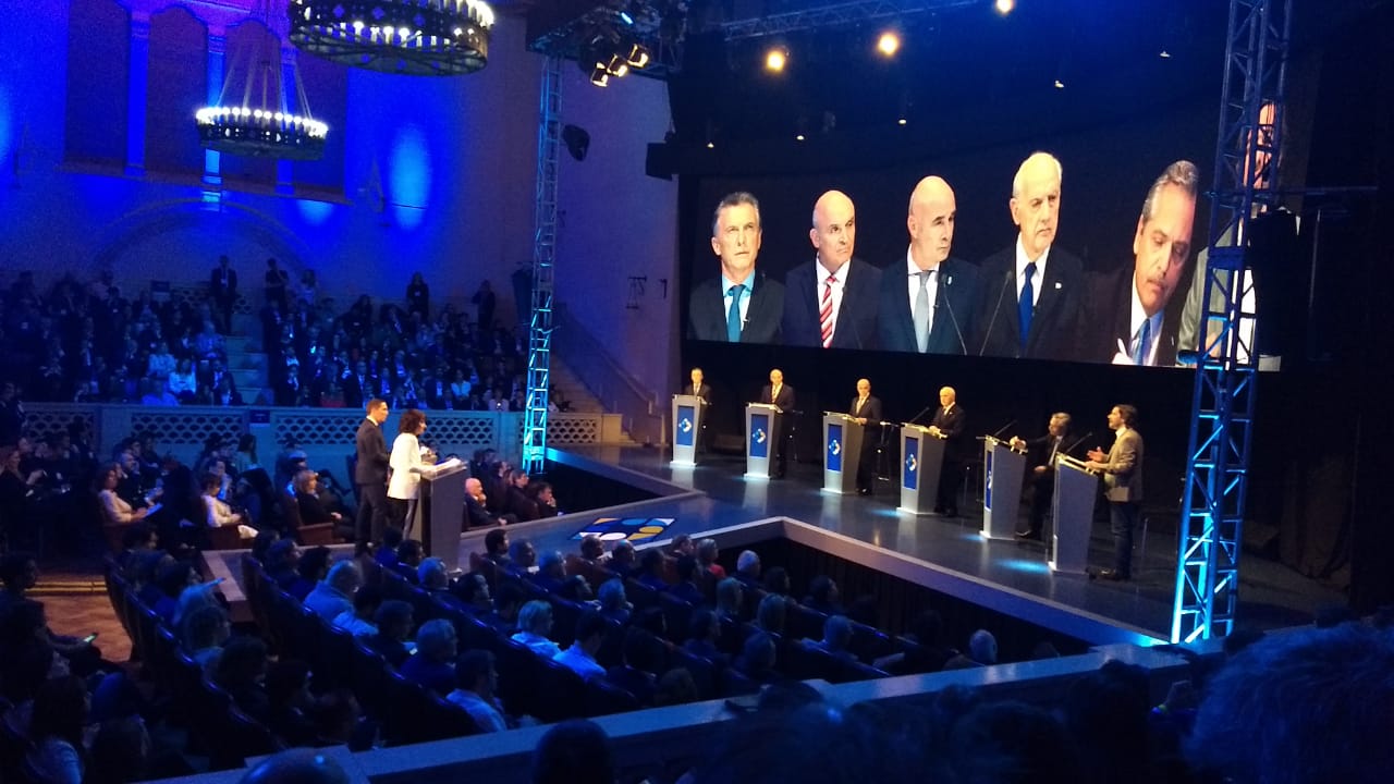 El intercambio de propuestas comenzó a las 21 horas. (Foto: Rosario Plus)