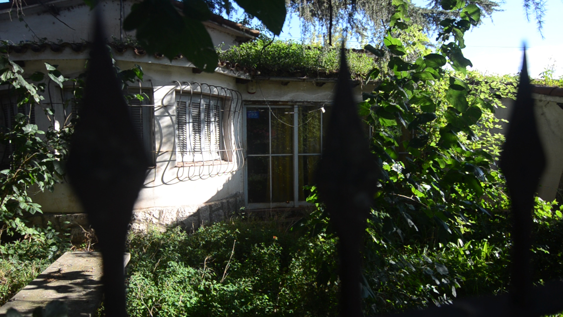 La casa de los tíos vista desde el frondoso jardín, guarda la historia nacional.