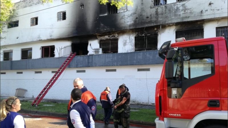 Un fatal incendio se desató este domingo a la mañana.