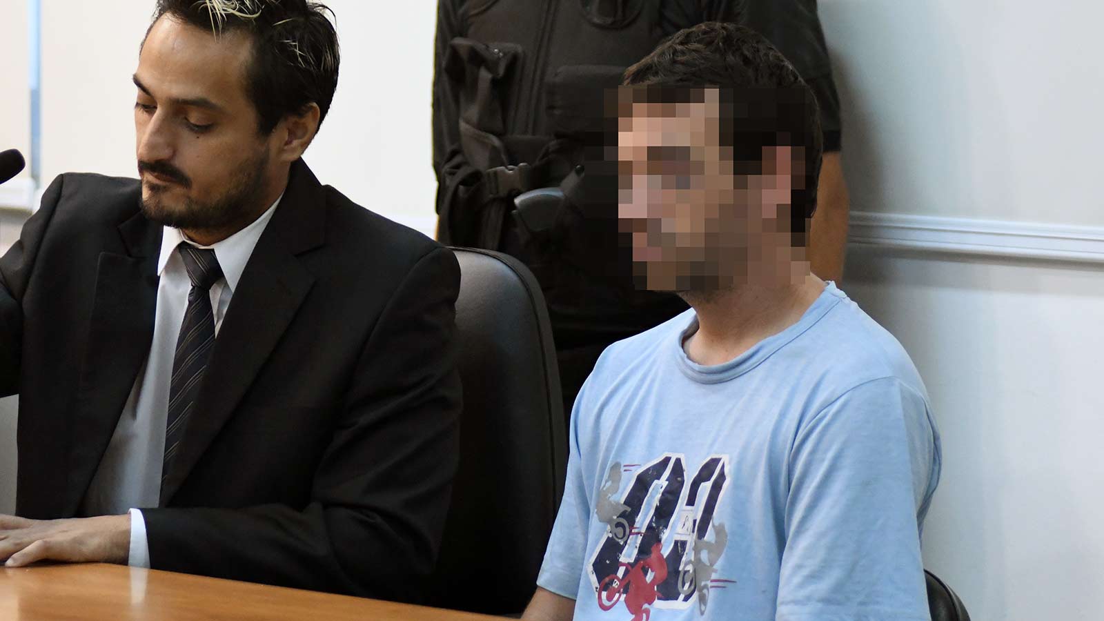 El camionero condenado junto a su abogado. Doce años de cárcel. 