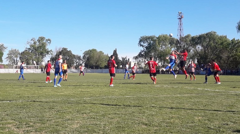 Una lucha dentro del área defendida por Blanco. El Pincha terminó resistiendo.