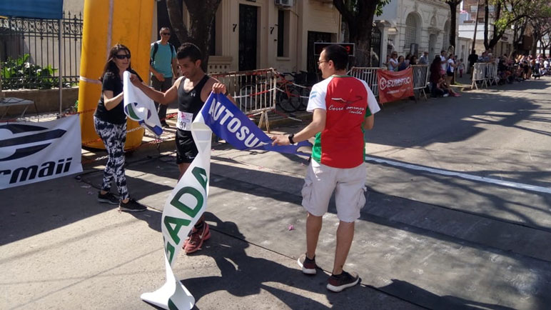 El arribo de Ezequiel Conde, ganador de la Media Maratón Ciudad de Casilda.