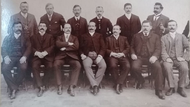 Comisión de caballeros que organizó la fiesta central.