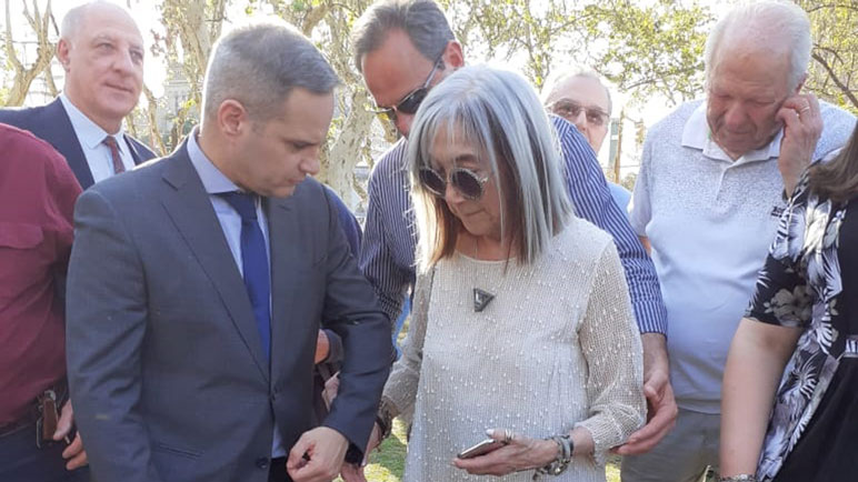 María Kodama junto a los miembros de Rotary Club en el acto.