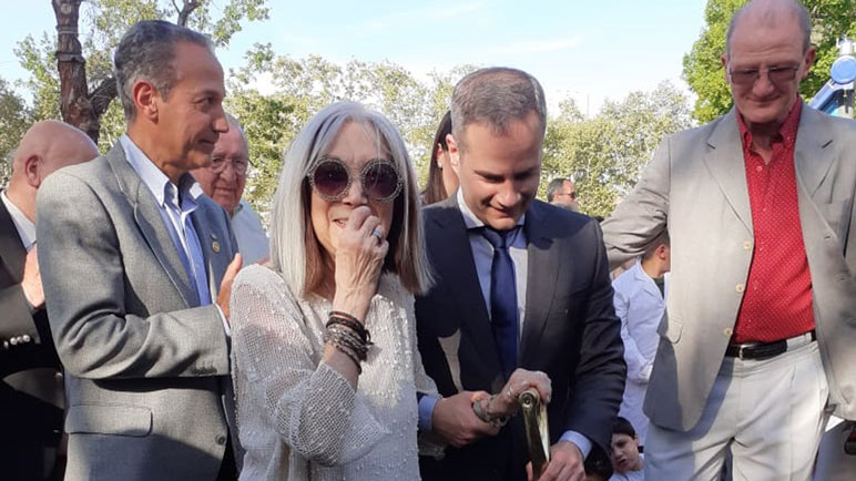 María Kodama junto a los miembros de Rotary Club en el acto.