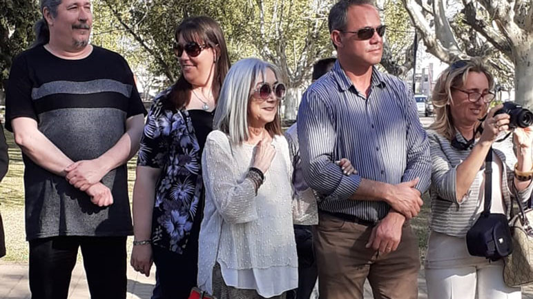 María Kodama junto a los miembros de Rotary Club en el acto.