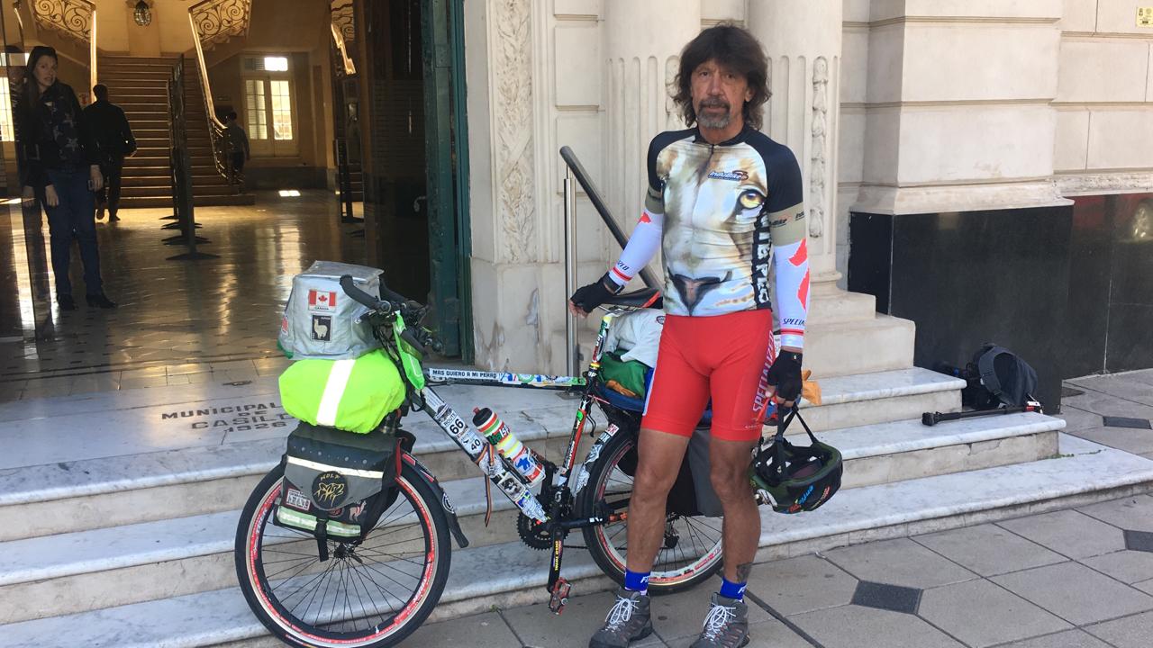 Decidió recorrer el mundo en bicicleta en contra del maltrato animal. 