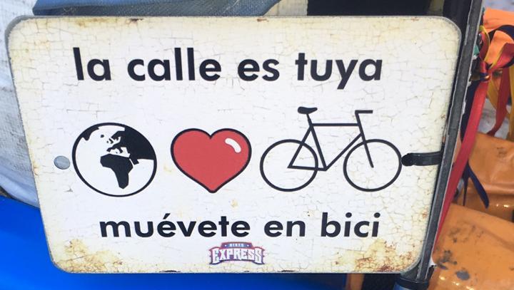 Decidió recorrer el mundo en bicicleta en contra del maltrato animal. 