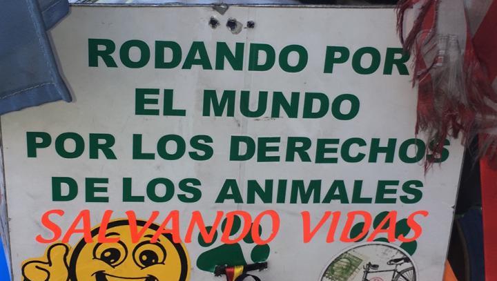 Decidió recorrer el mundo en bicicleta en contra del maltrato animal. 