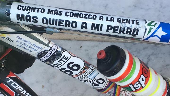 Decidió recorrer el mundo en bicicleta en contra del maltrato animal. 