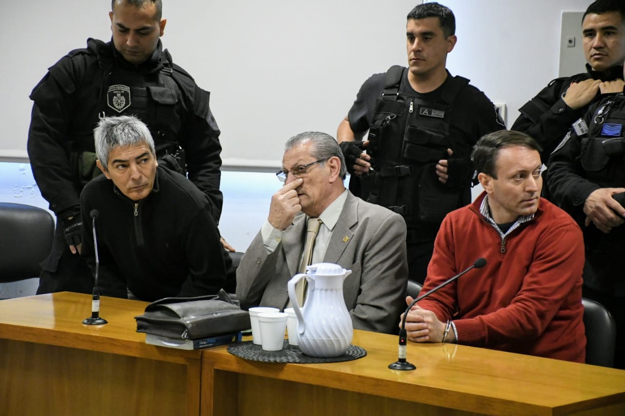 Valdés (izquierda) y Ballagio (derecha) en la audiencia junto a su abogado (centro).