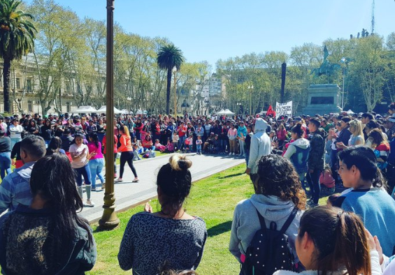 Los jóvenes coparon la plaza San Martín (Crédito: @FacuPeralta81)