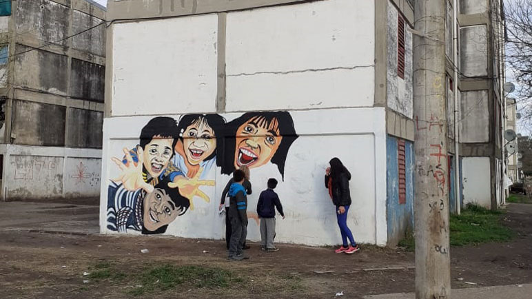 Los vecinos del barrio ya curiosean y están contentos con la pintura.