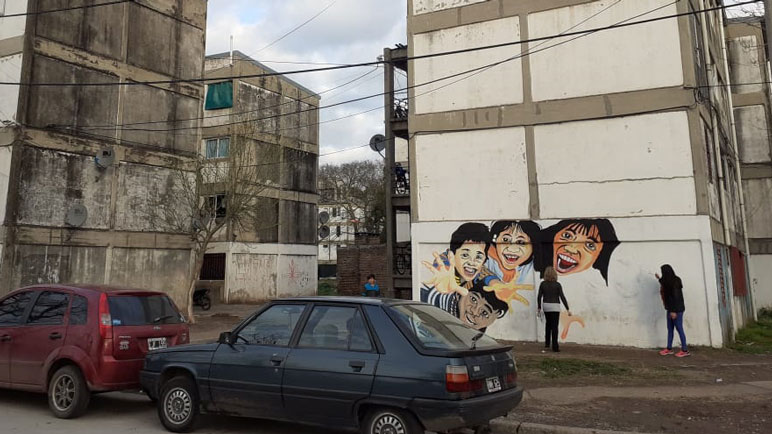 Los vecinos del barrio ya curiosean y están contentos con la pintura.
