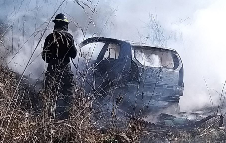 El auto que delincuentes robaron en Fisherton y luego incendiaron.